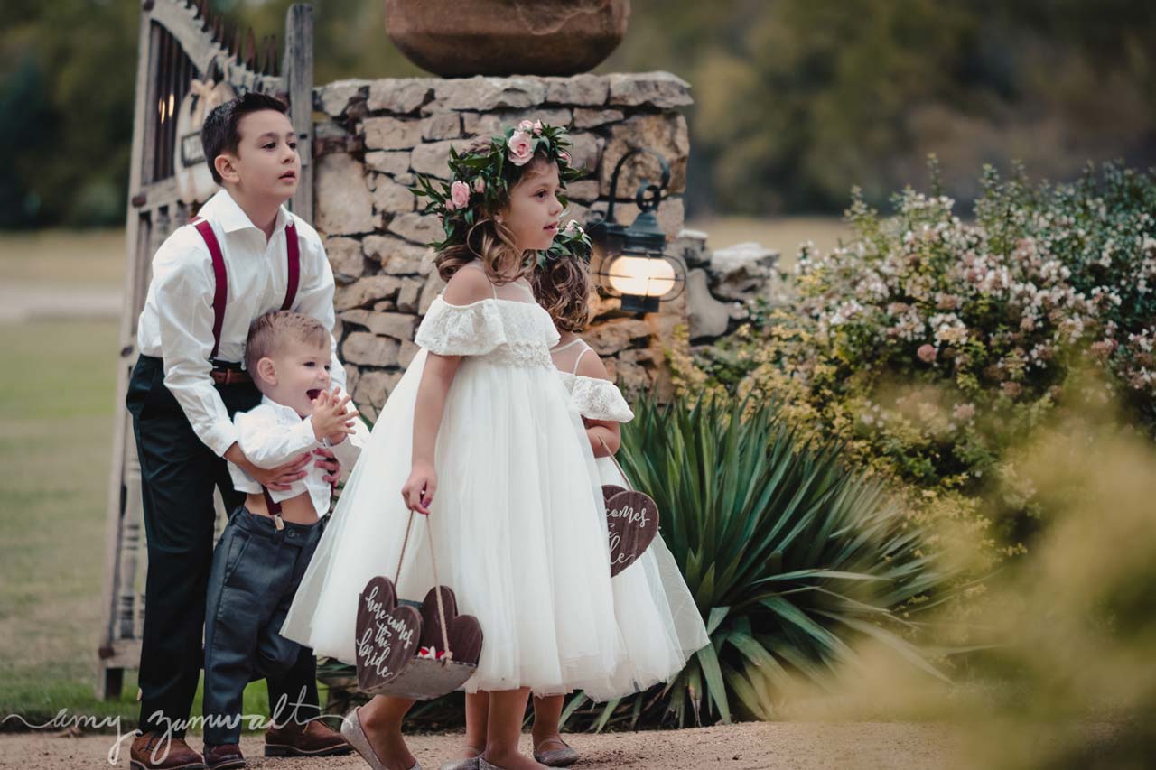 QuoteSec_Bell-Wedding_KIDS-at-Gate_AmyZumwaltPhoto-214